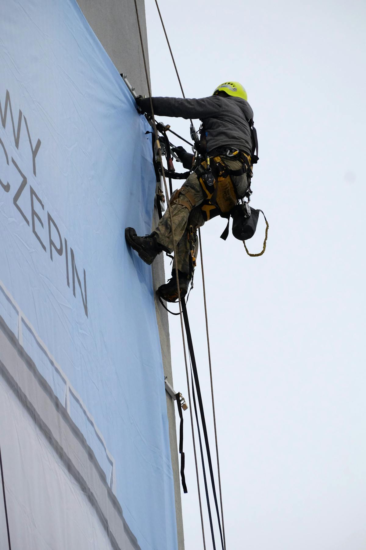 Manutenção de fachada com técnico em acesso por cordas