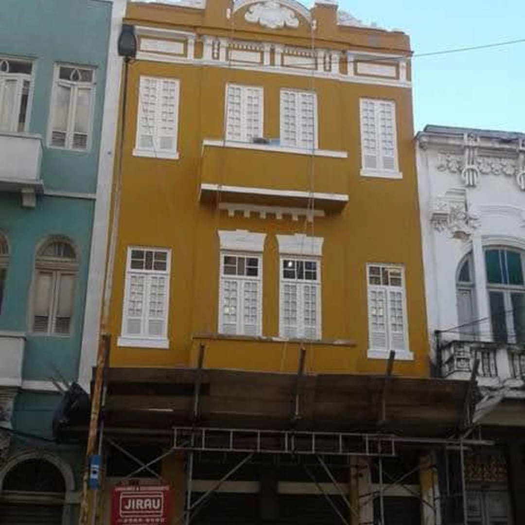 Fachada restaurada com andaime para serviço predial